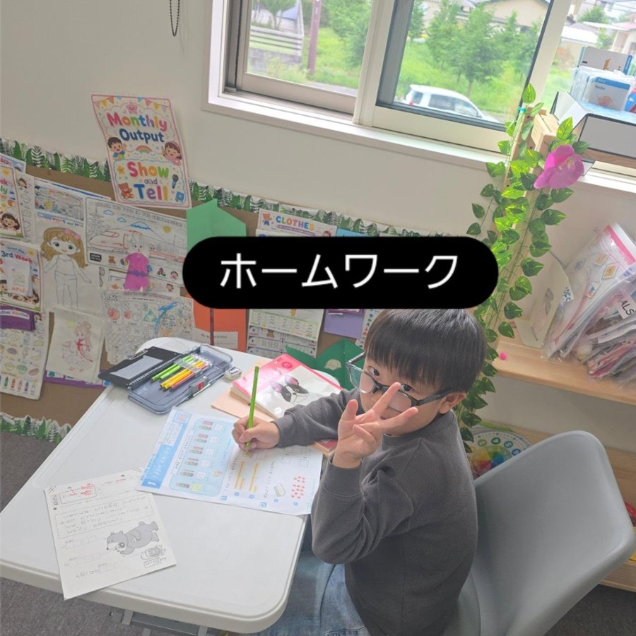 机に向かって宿題をする子ども（ホームワークの時間）